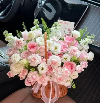Giỏ hoa hồng trắng dịu dàng